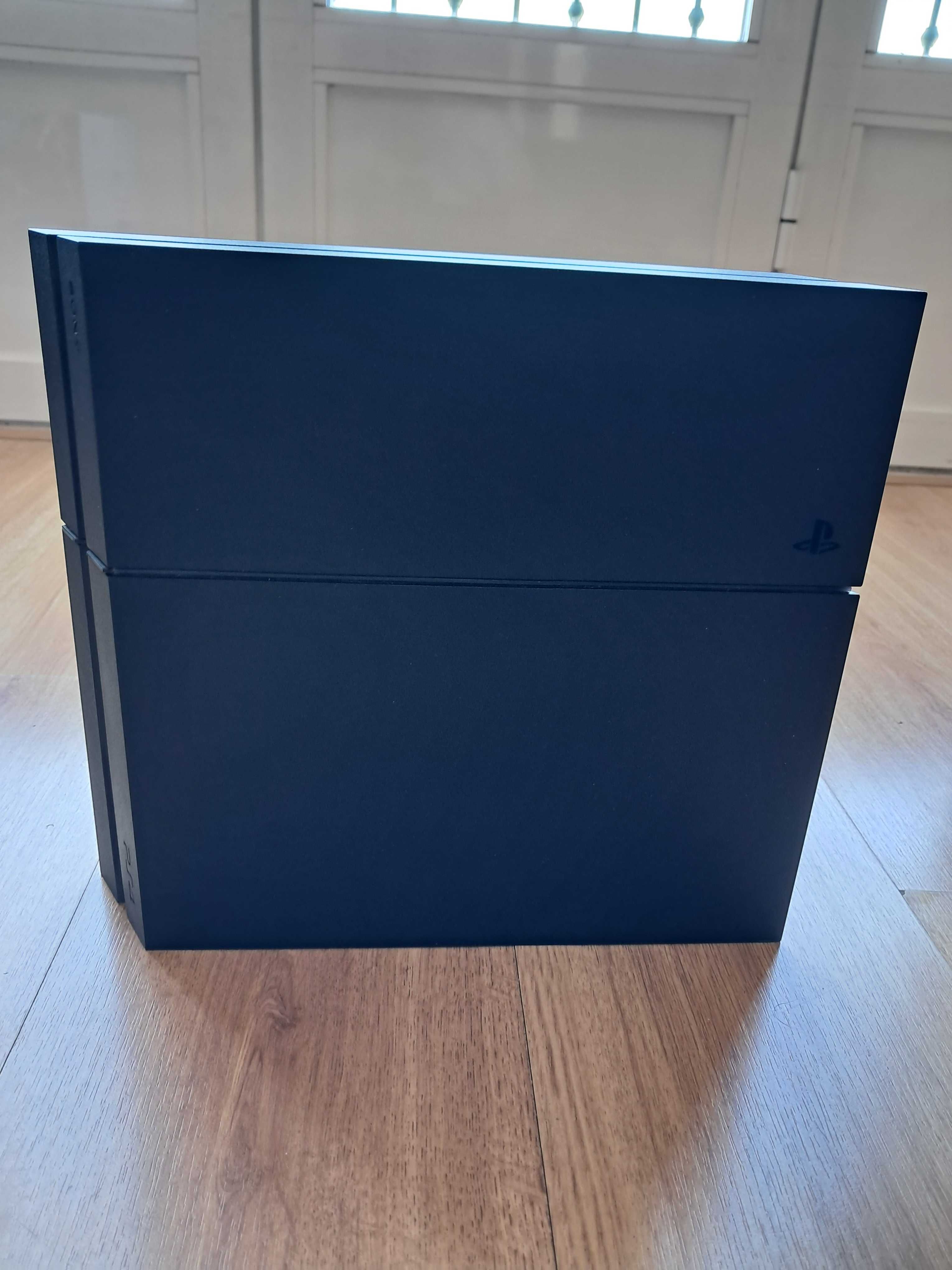 PS4 500GB Preta + 2 Comandos + Jogo