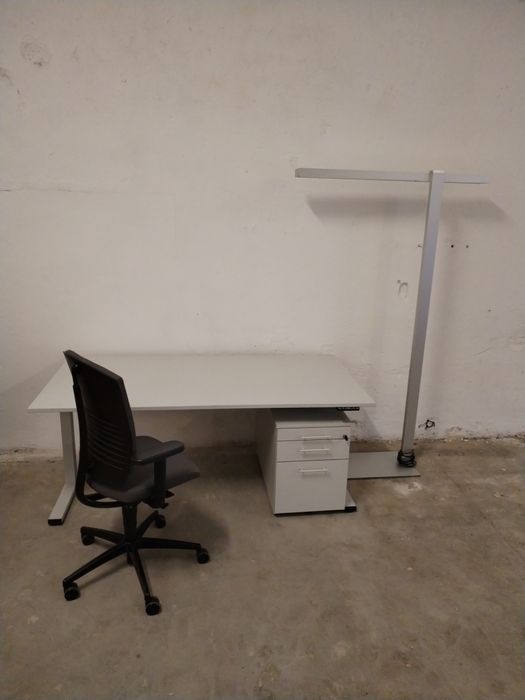 Biurko z regulacją wysokości Kilkadziesiąt szt Dostępne Meble biurowe