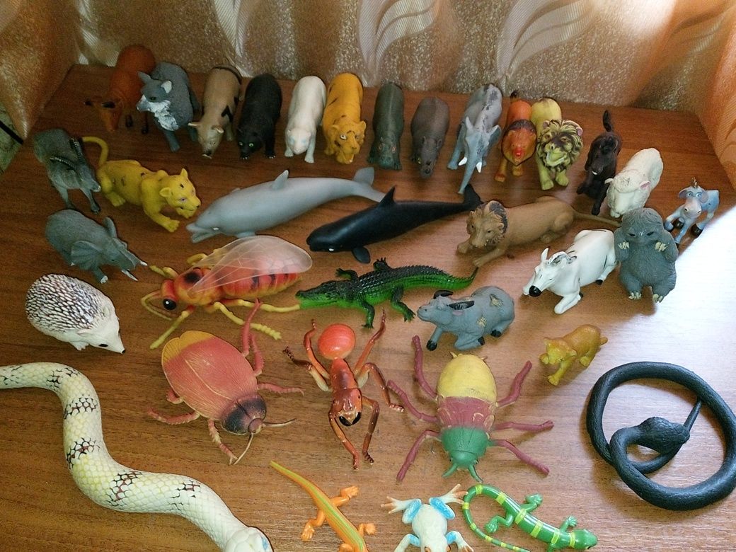 Фігурки іграшки тварини животні