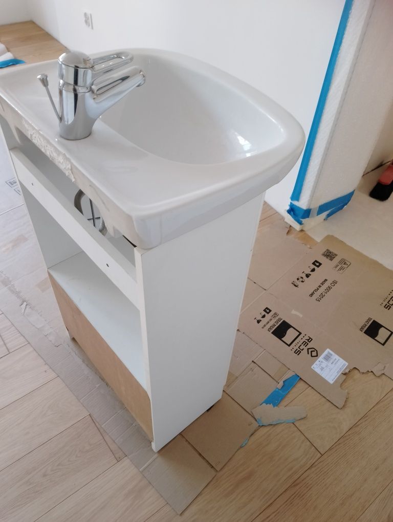 Umywalka z szafką i bateria