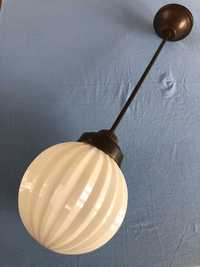 Stara lampa mosiężny żyrandol biała kula