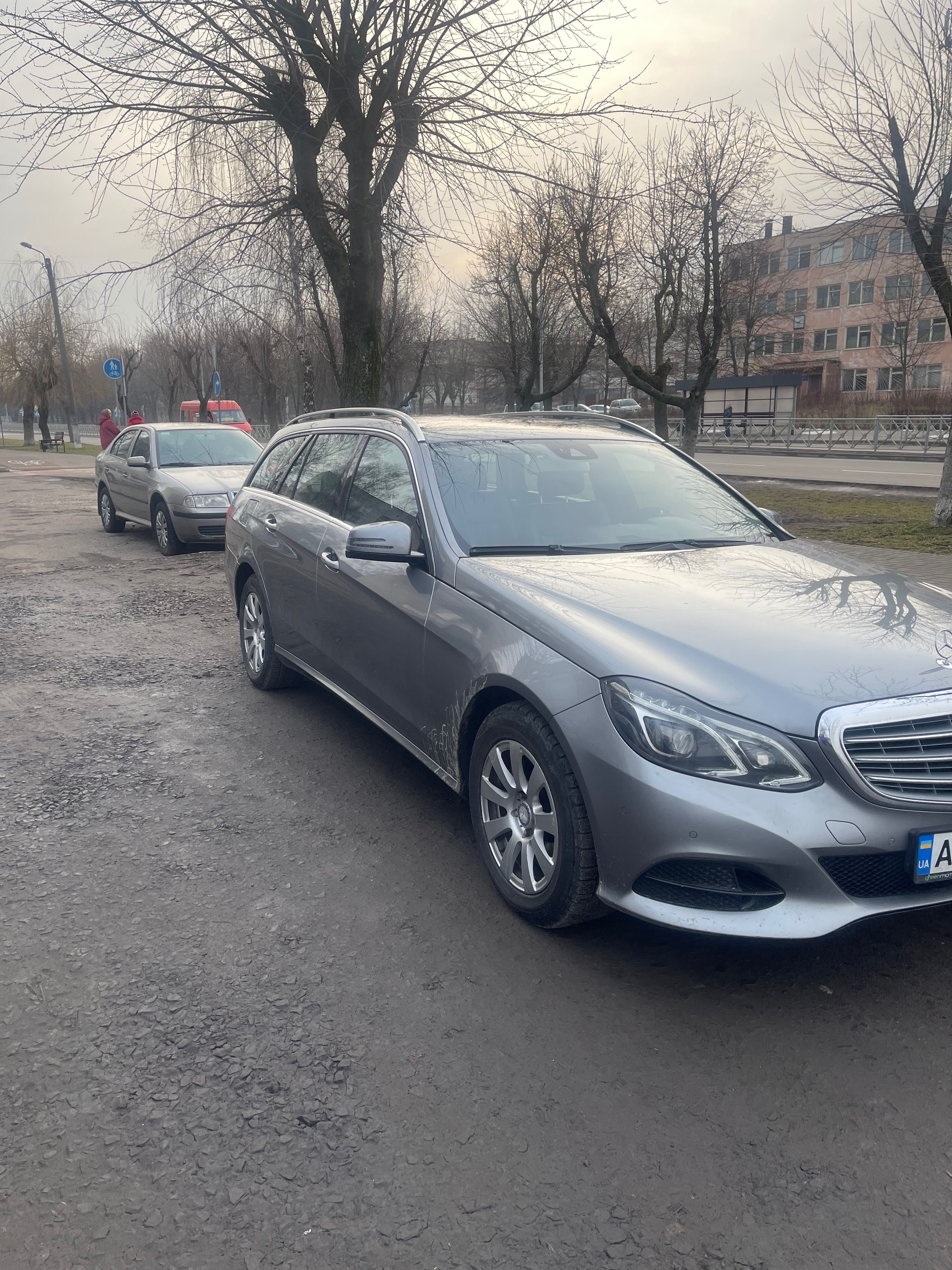 Легковий автомобіль Mercedes E200
