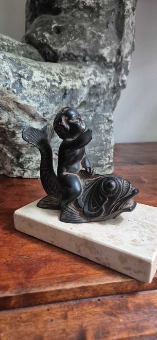 Hiszpańska rzeźba Just Andersen chłopiec z rybą dekor sygnowana antyk