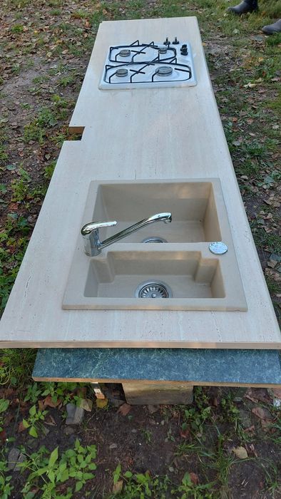Blat kuchenny ze zlewem kamiennym i kuchenką gazową lakierowany