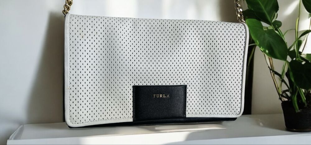 Furla Torebka skórzana zamsz zamszowa skóra biała pasek złoty łańcusze