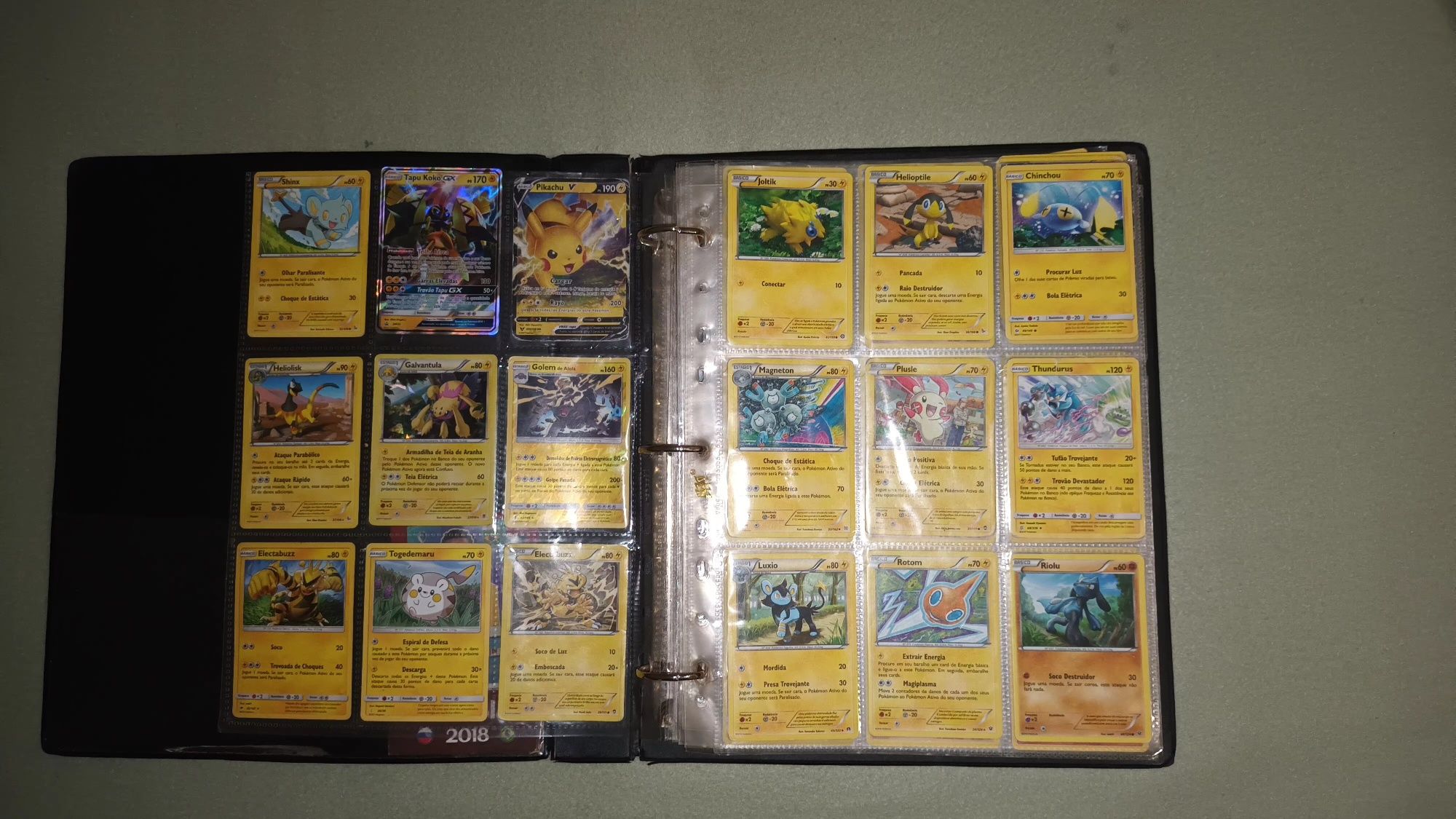 Coleção de cartas Pokémon com álbum pack