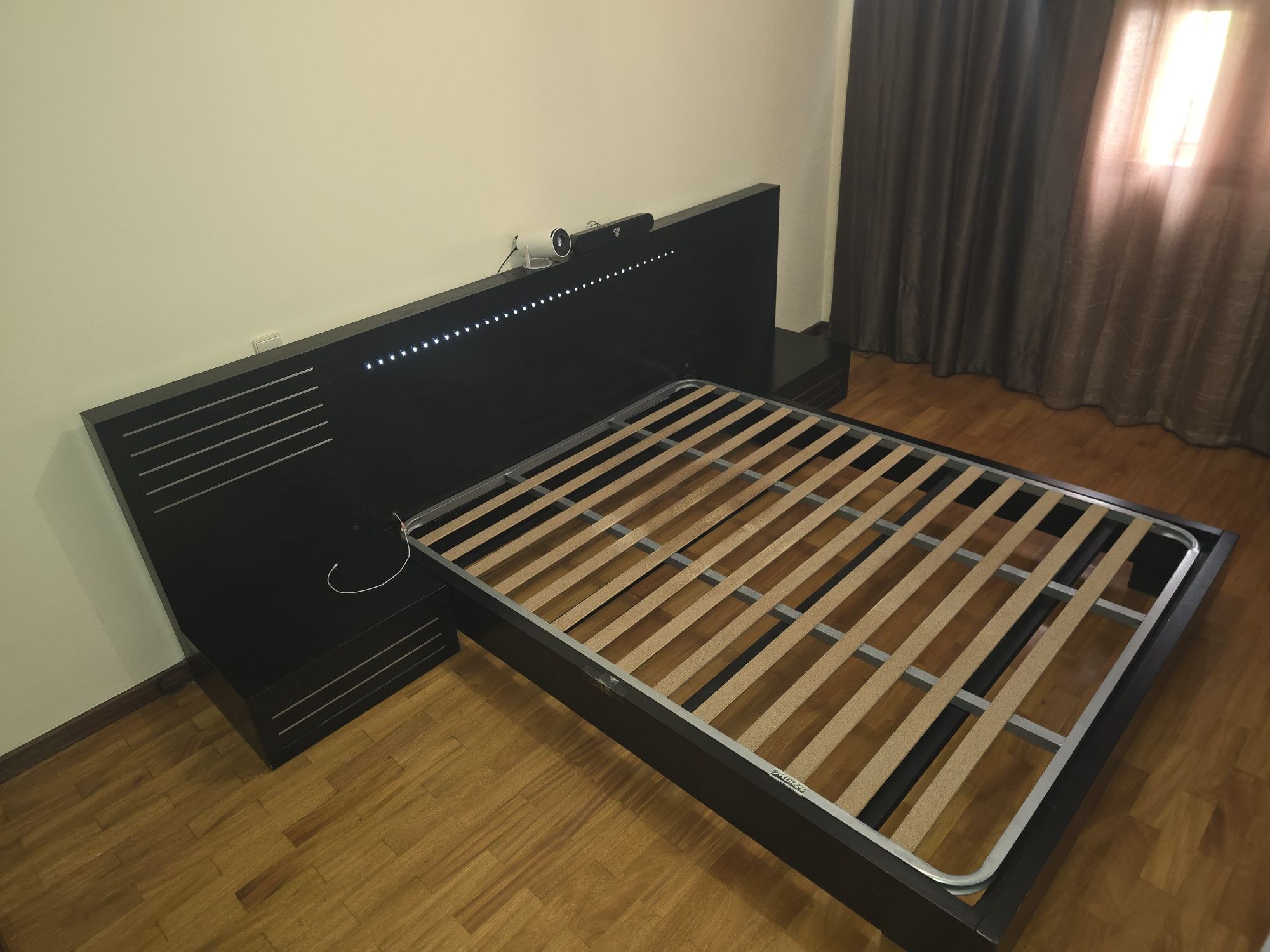 Conjunto cama de casal e movel com arrumação