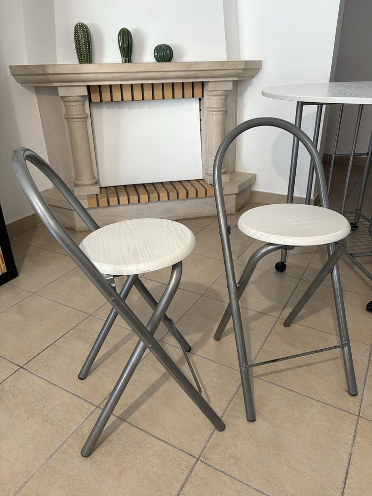 Mesa com 2 bancos