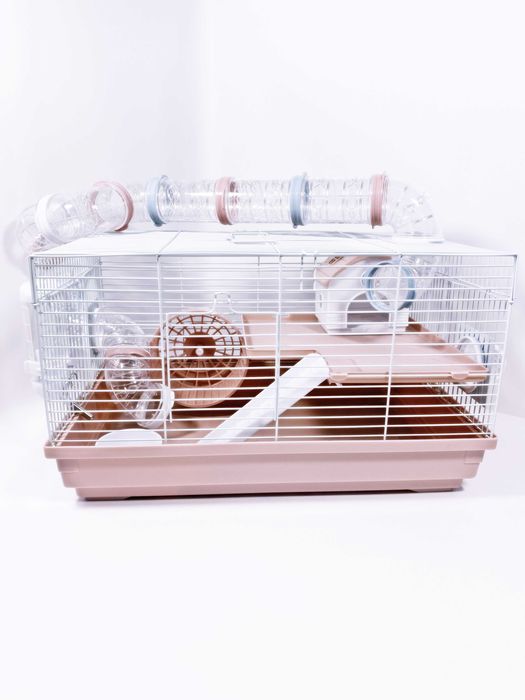 Просторная клетка для хомяка. Нежные цвета, полный комплект. Av511.