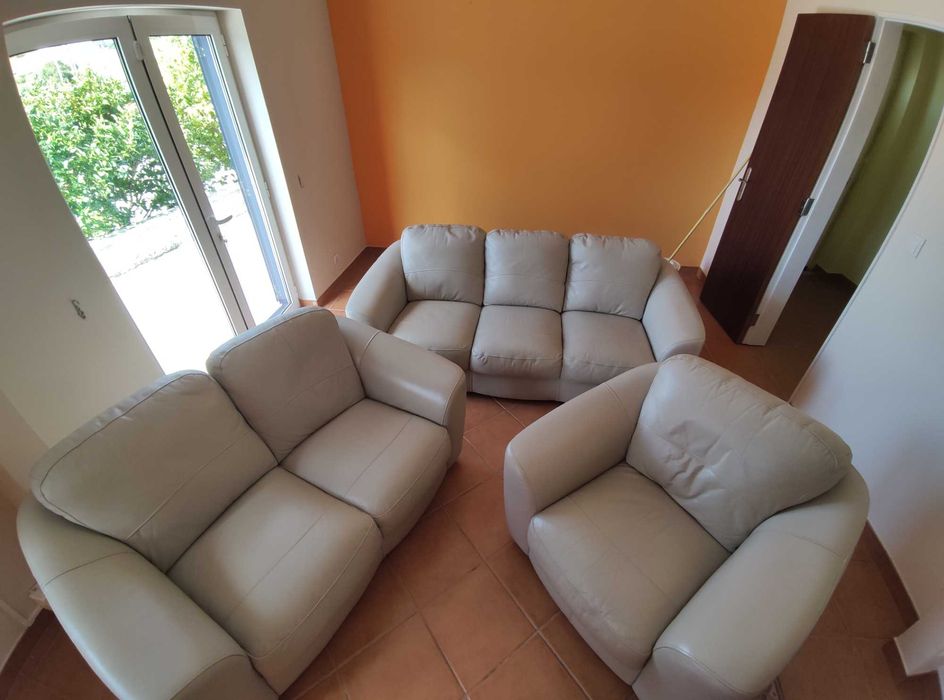 Sofás em pele como novos