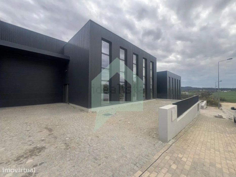 Armazém na Zona Industrial de Ribeirão