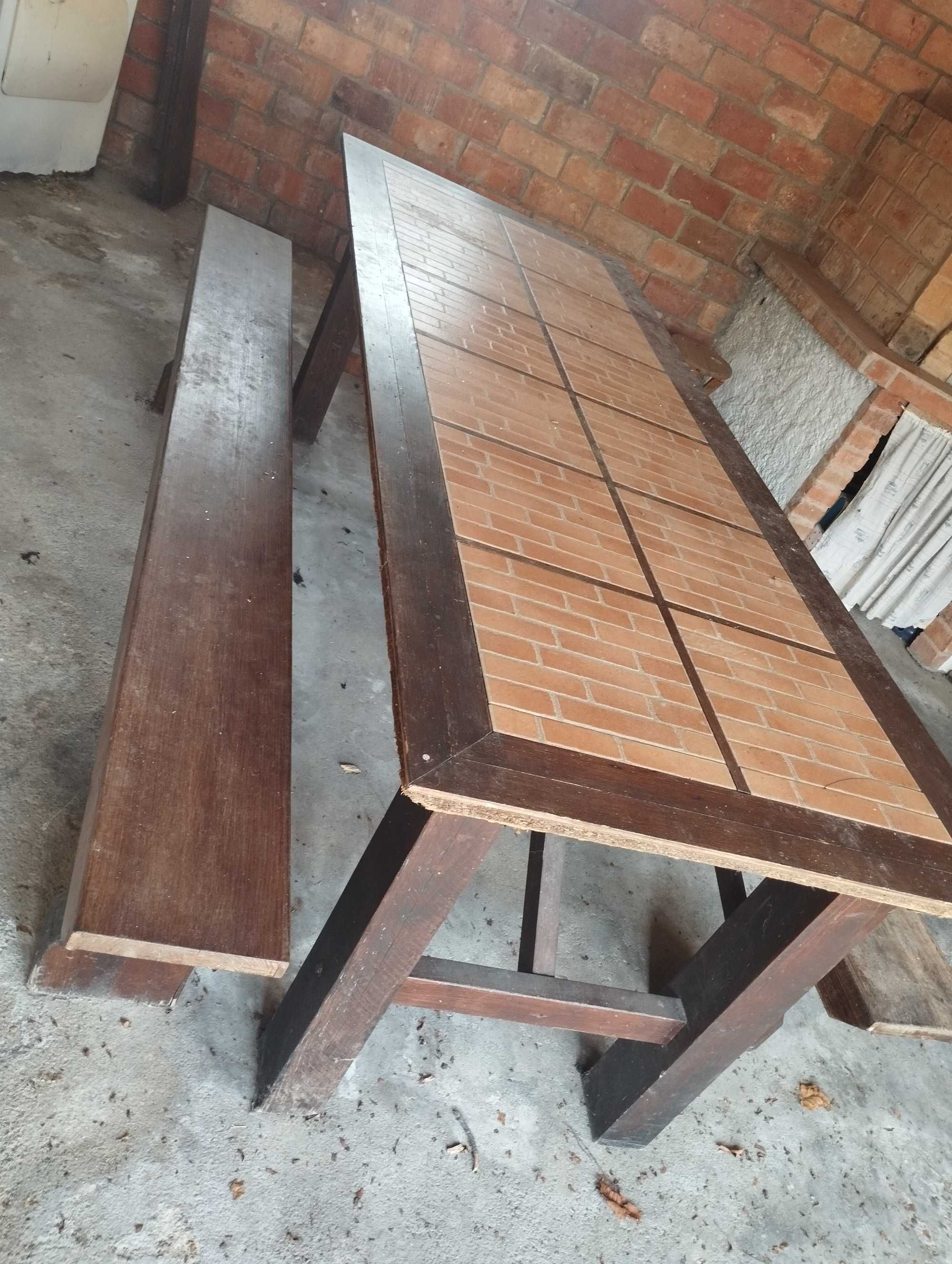 Mesa de madeira com azulejo feita á mão
