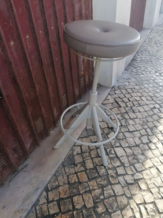 Banco antigo em bom estado