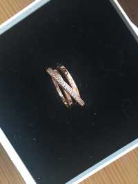 Pandora pierścionek Trzy splecione pasma pavé r. 60