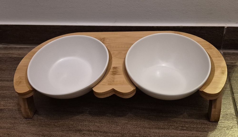 Zestaw podwójnych misek dla kota lub psa na stojaku z bambusa