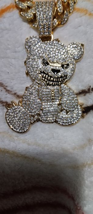 Fios, pulseira e anel brilhantes