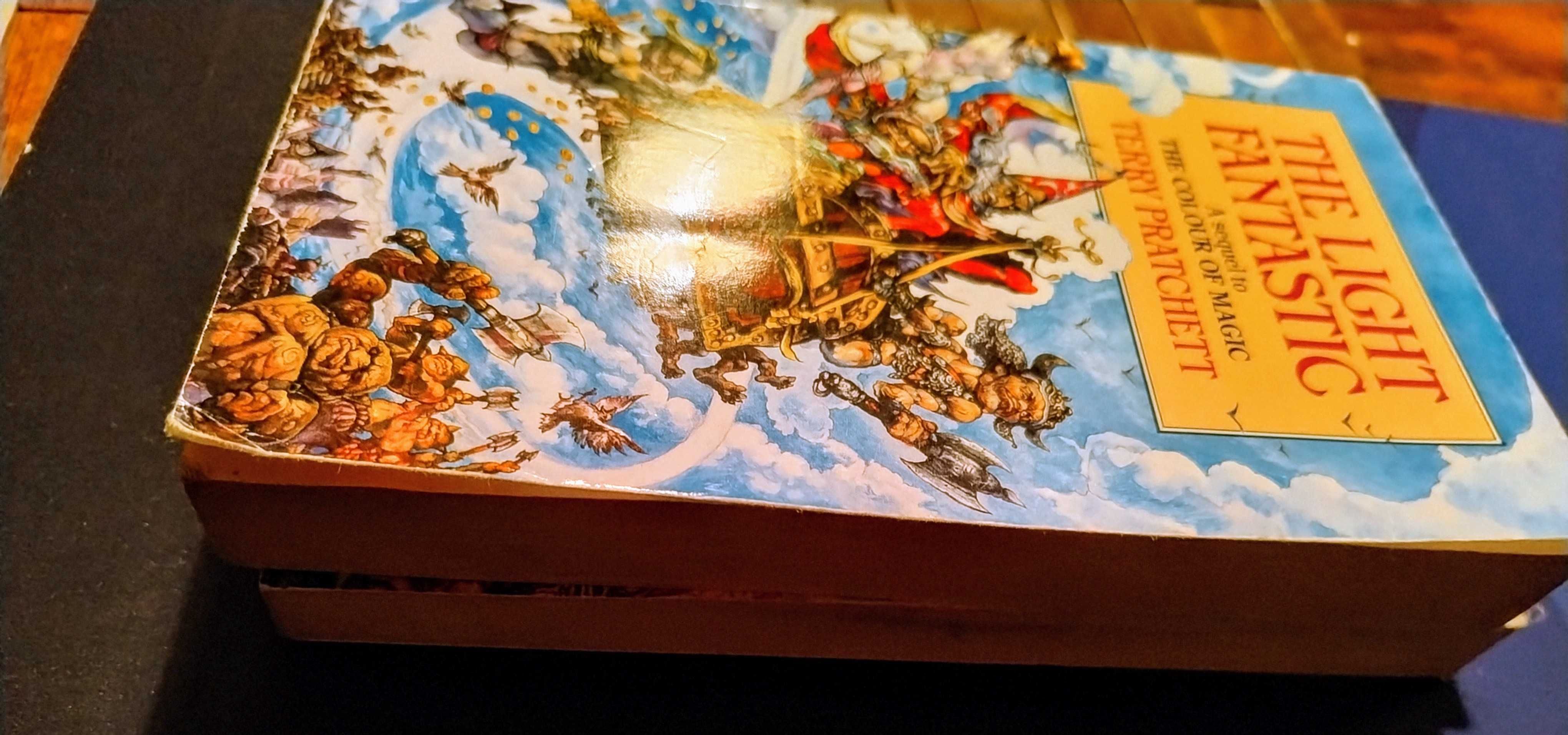 Terry Pratchett the light and the dark się od the sun