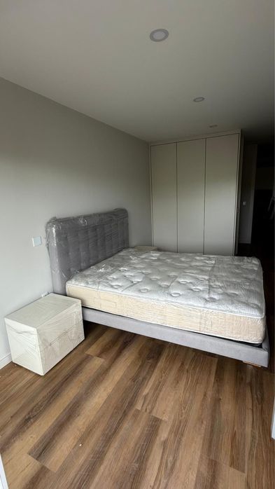 Cama de casal (como nova) e mesinhas