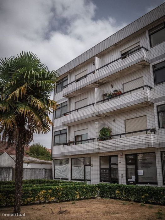 Apartamento T2 Totalmente Renovado, com Garagem