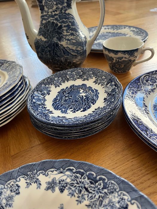 Angielska porcelana, niebieska, rożna