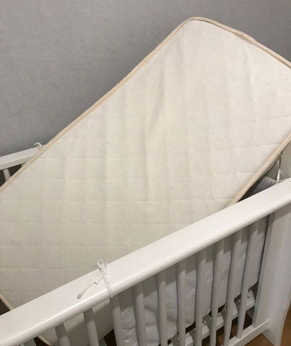 Berço lacado + colchão