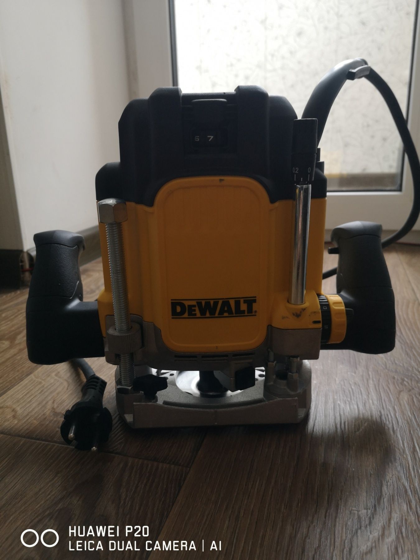 Електричний фрезер фірми Dewalt