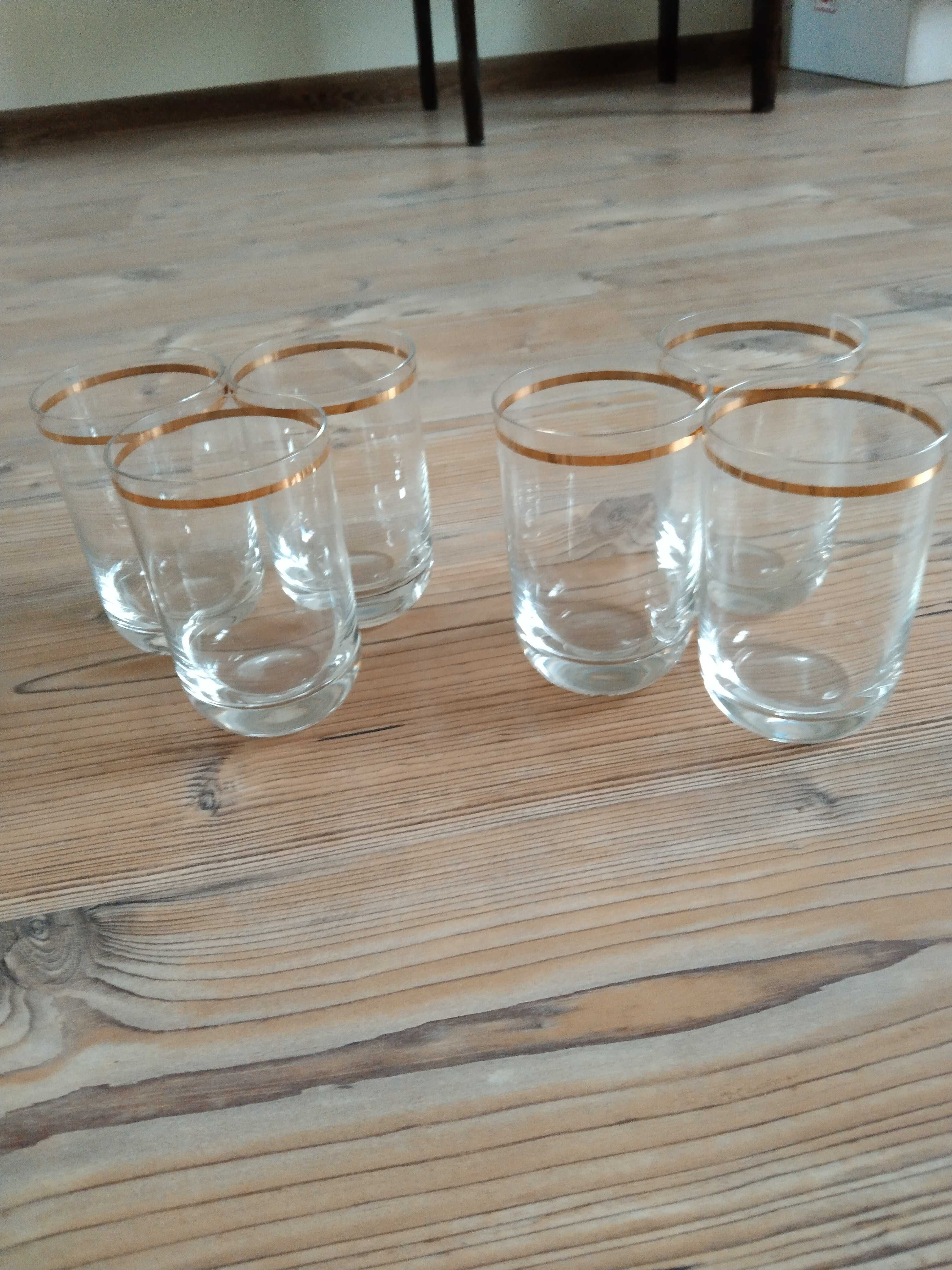 6 szklanek z złotym paskiem