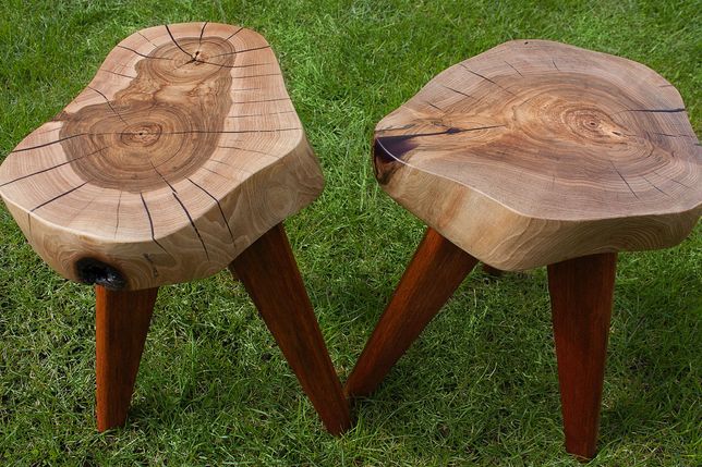 Dwa stoliki z orzecha włoskiego z żywicą, nogi z drewna egzotycznego
