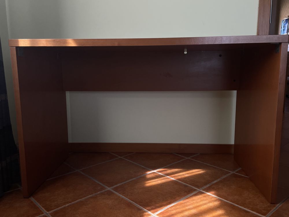 Secretária de Madeira 120 x 60 (negociável)