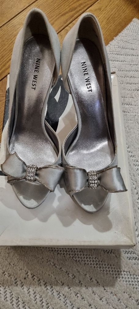 Szpilki Nine West srebrne roz.40 kokarda z cekinami