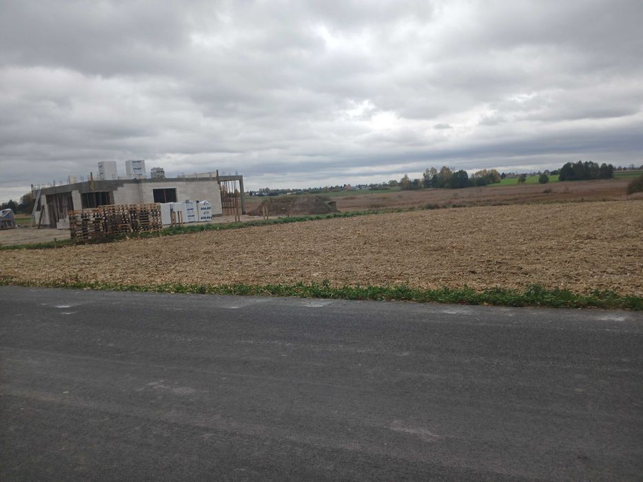 Sprzedam działkę budowlaną 63 ar