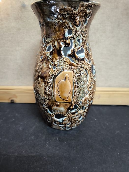 Jarra cerâmica bege e castanho