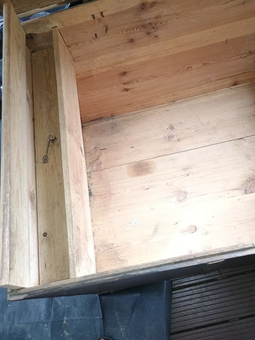 Ogromna drewniana skrzynia posagowa