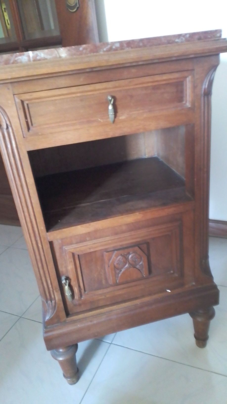 Mesinha de madeira e mármore com porta.