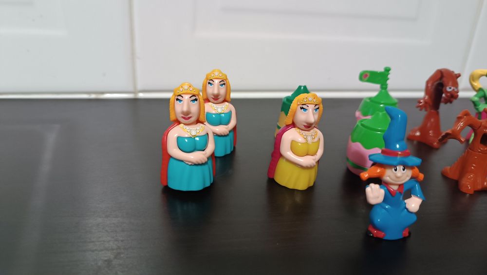 Mini figuras variadas. 11 unidadas. Rainhas e magia