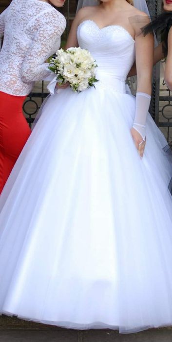 Весільна сукня (білого кольору)