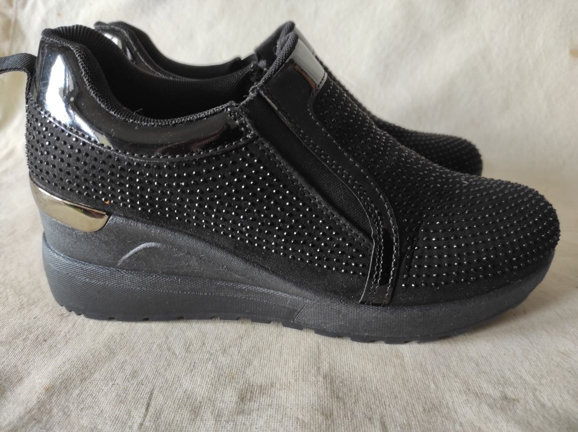Czarne sneakersy damskie na koturnie z cyrkoniami z suwakiem 37