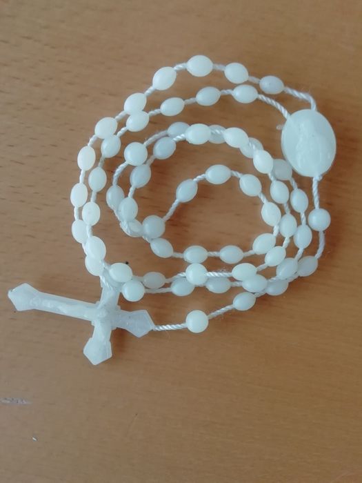 Santa para tablier de automóvel e crucifixo.