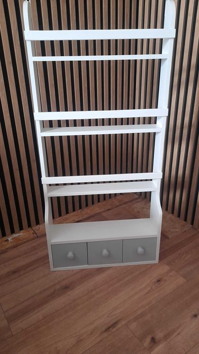 Wisząca półka do pokoju dziecięcego