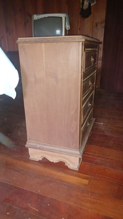 Cama com colchão e 2 mesinhas