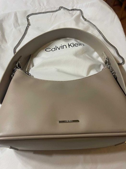 Calvin Klein | Mala nova | Cor branco-creme | Nova