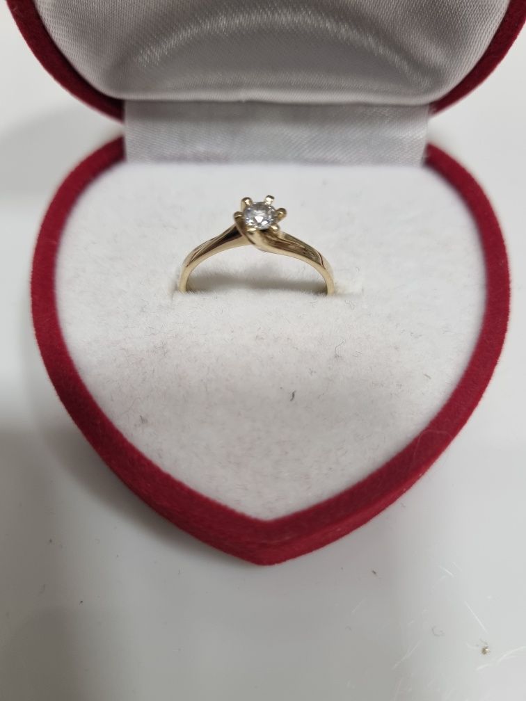Złoty pierścionek z diamentem, zaręczynowy, na prezent