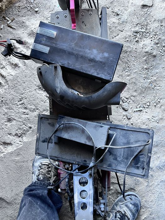 Trotineta eletrica desmontada