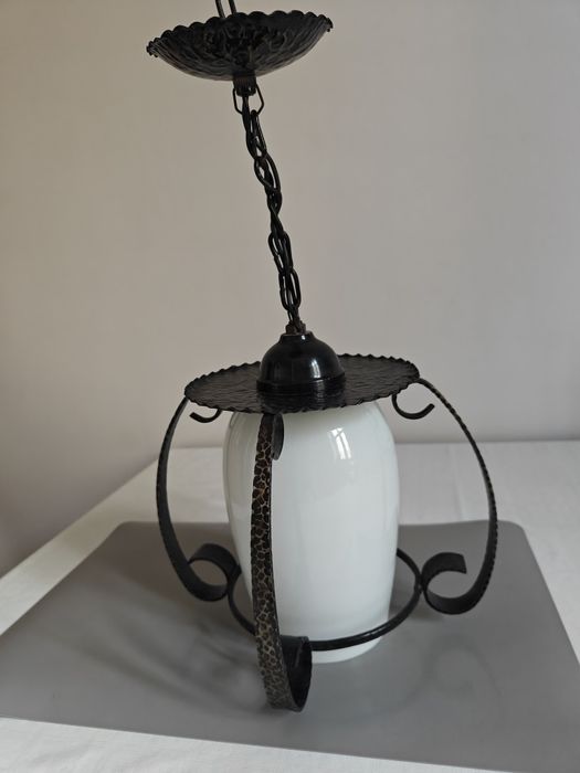 Lampa wisząca metaloplastyka z białym kloszem