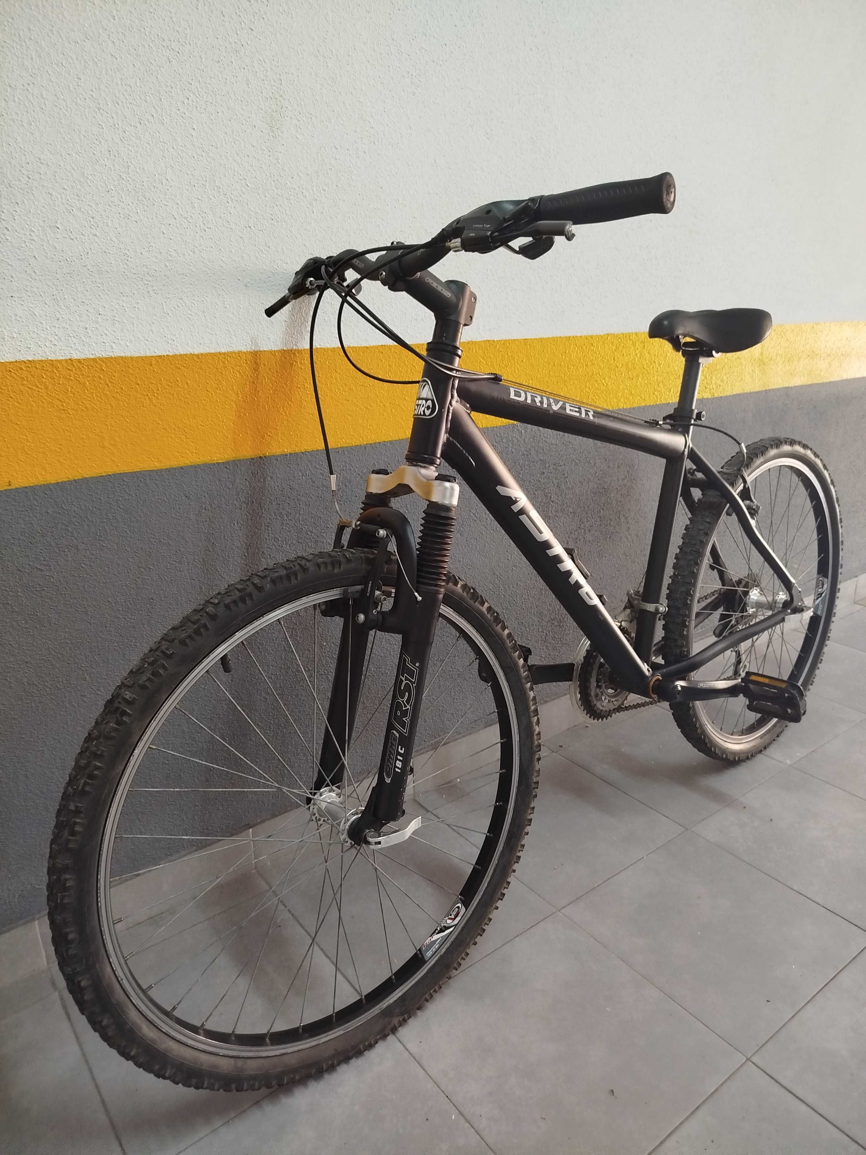 Bicicleta Astro montanha (MTB) com um aro de 26 polegadas.