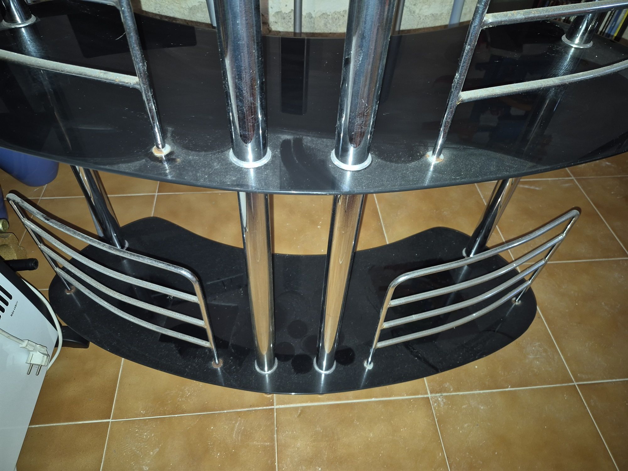 Bar em vidro e metal