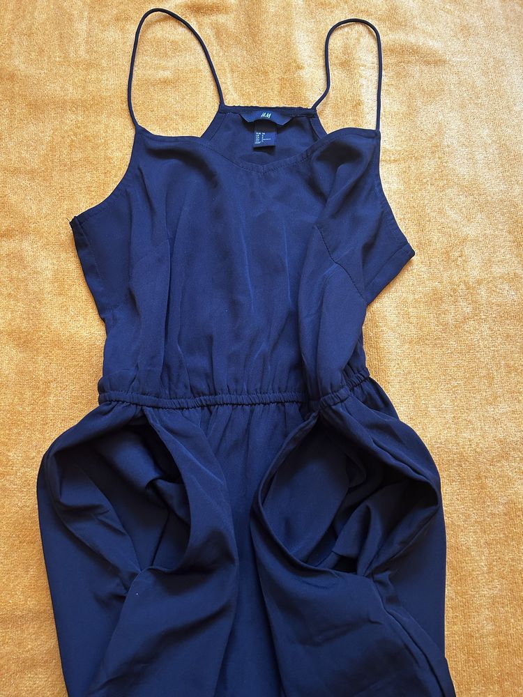 Vestido evasé de alças finas da H&M. Novo