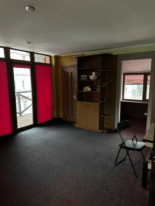 Продається офіс з ремонтом в центрі