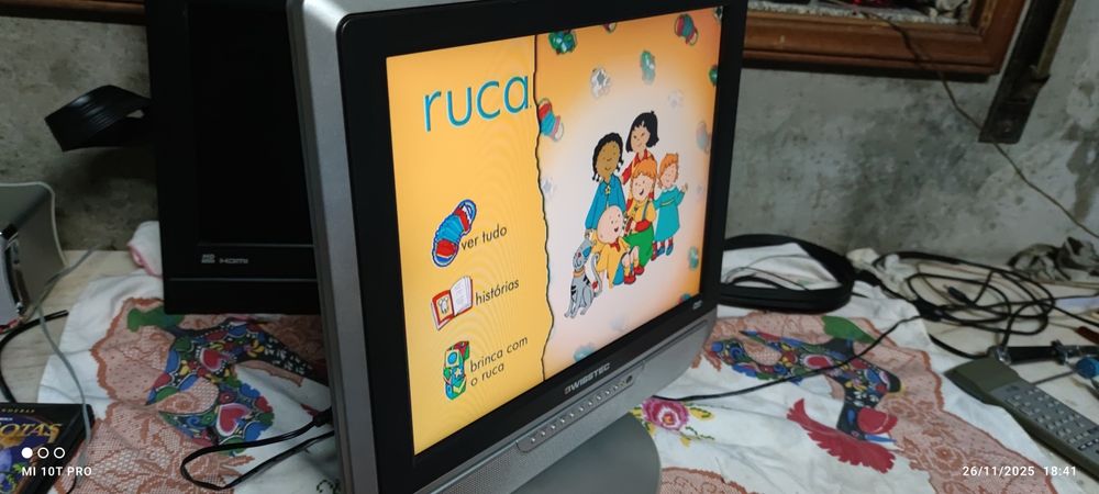 TV LCD com DVD a funcionar bem sem problemas.