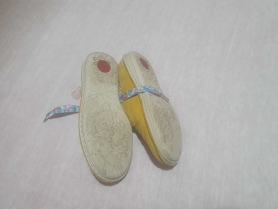 Sapatos Novos Amarelo, confortáveis